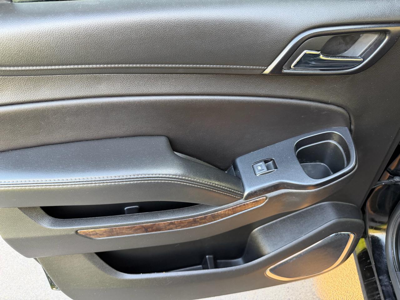 Chevrolet Suburban 4WD 4dr 1500 LT 2019