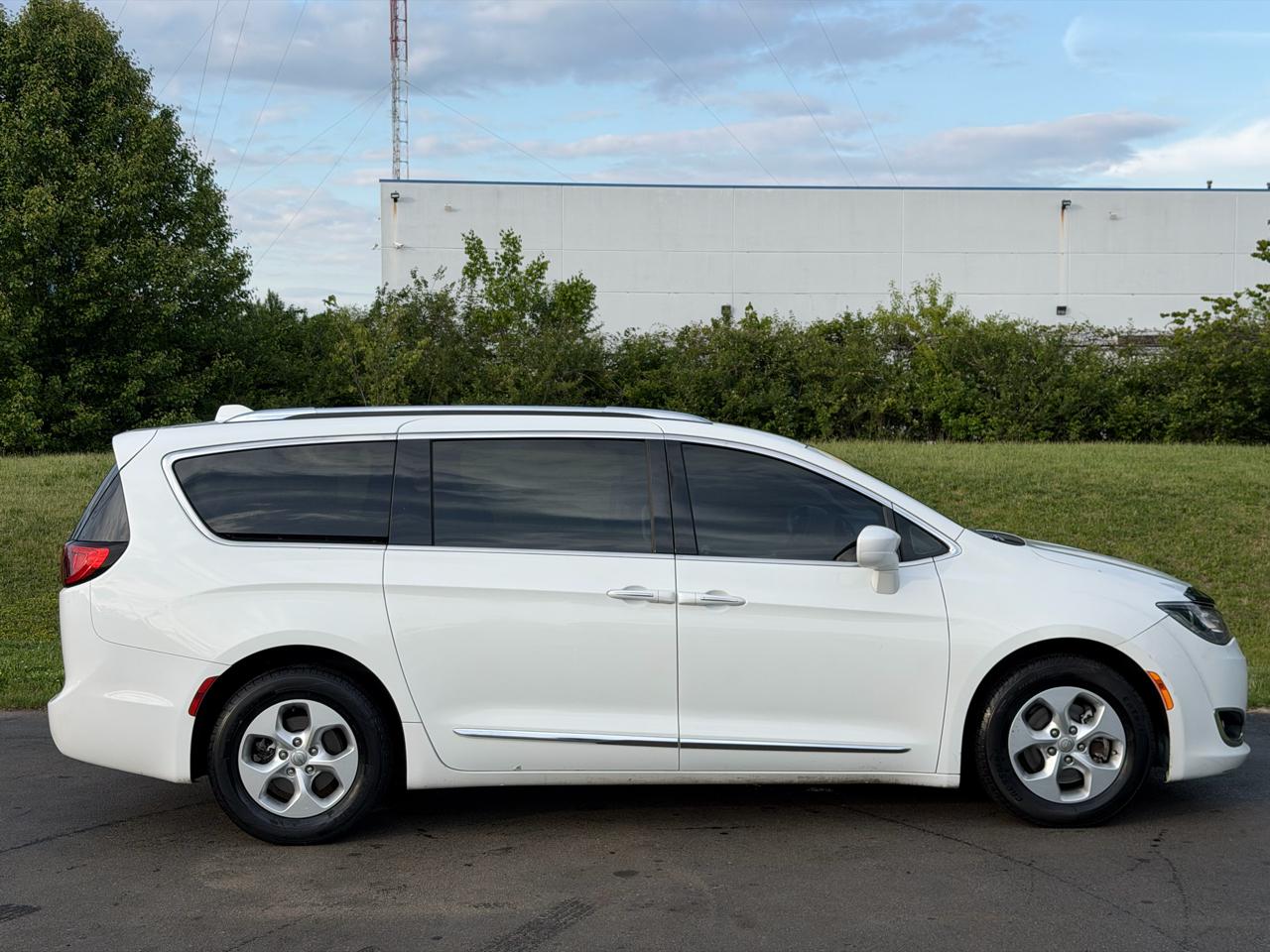 Chrysler Pacifica Touring-L Plus FWD 2017
