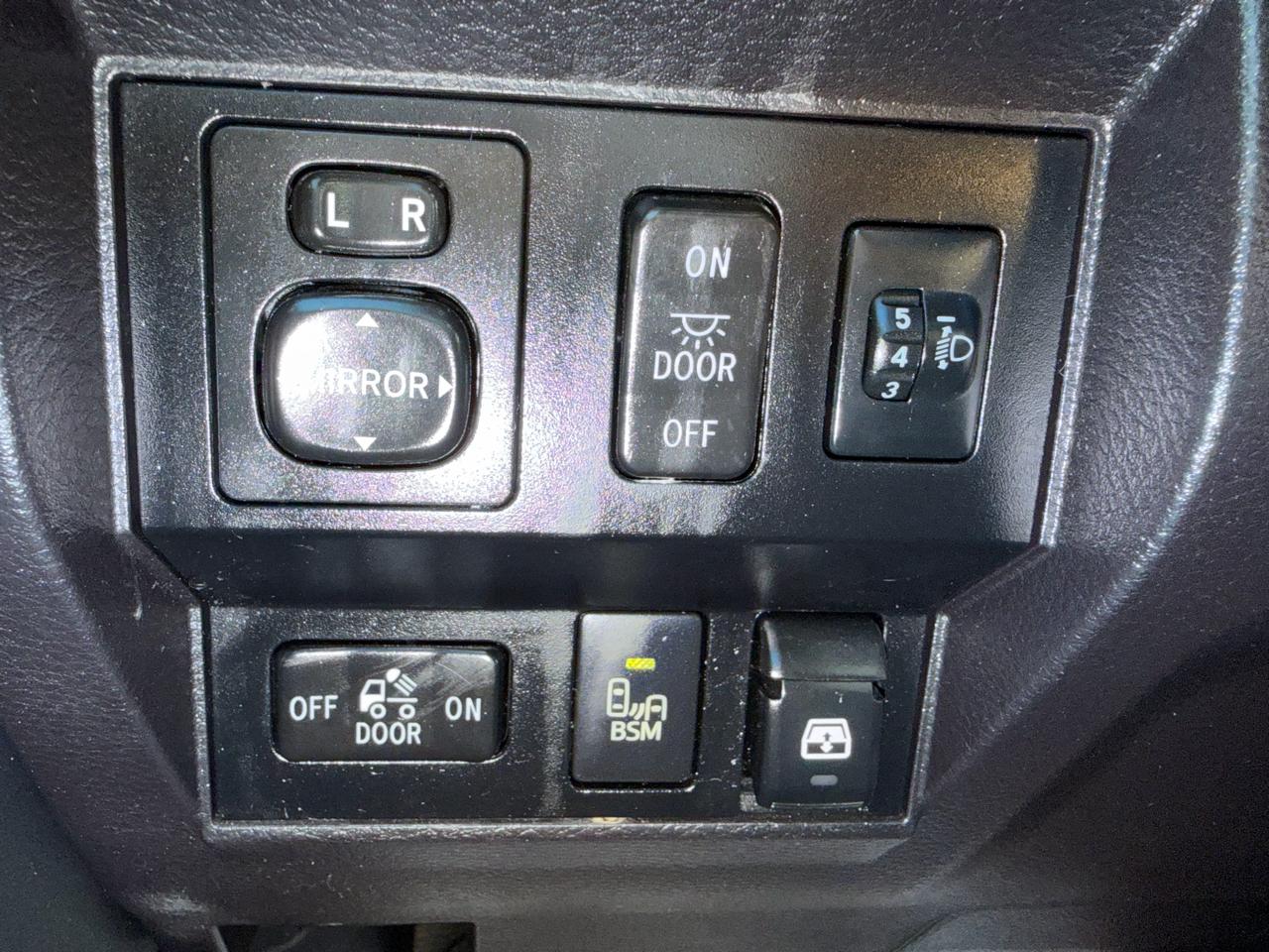 Toyota Tundra 4WD Truck CrewMax 5.7L V8 6-Spd AT LTD (Natl) 2016