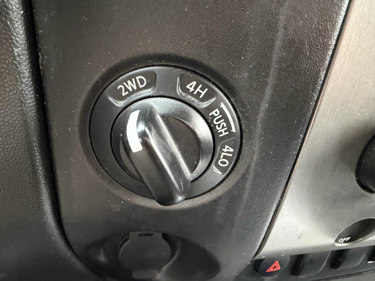 Nissan Titan 4WD King Cab SWB SV 2012