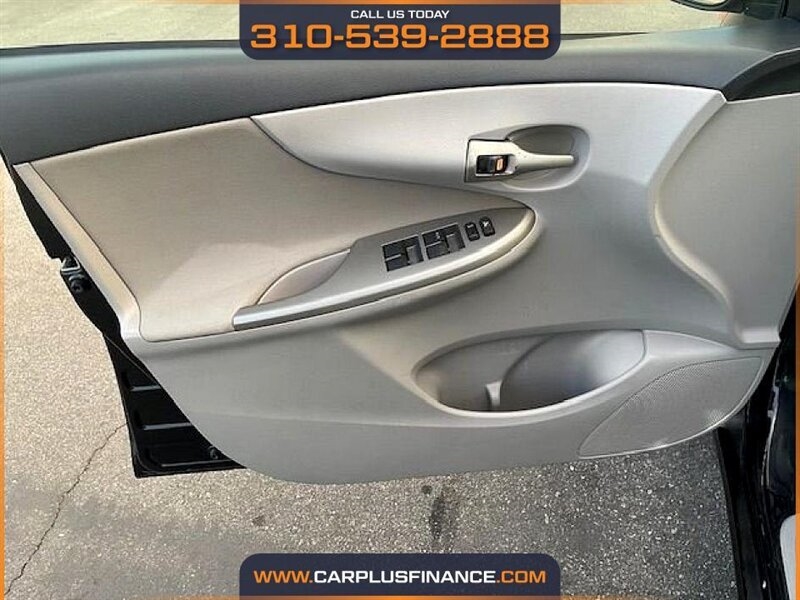 Toyota Corolla LE 4-Speed AT 2011