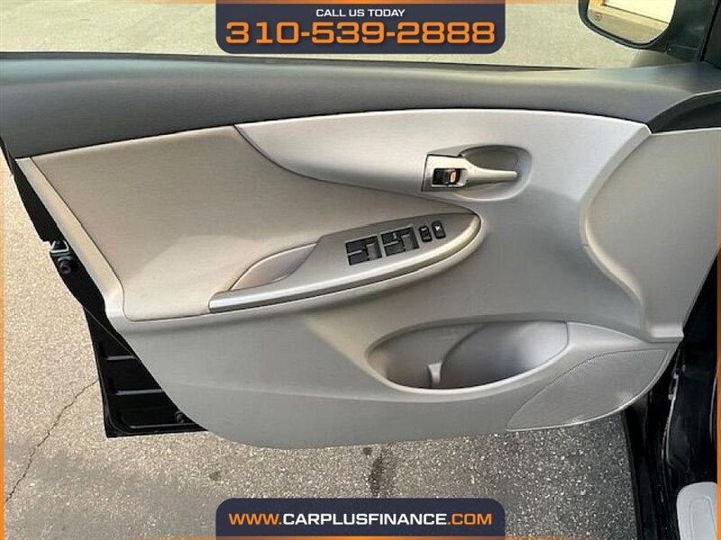 Toyota Corolla LE 4-Speed AT 2011