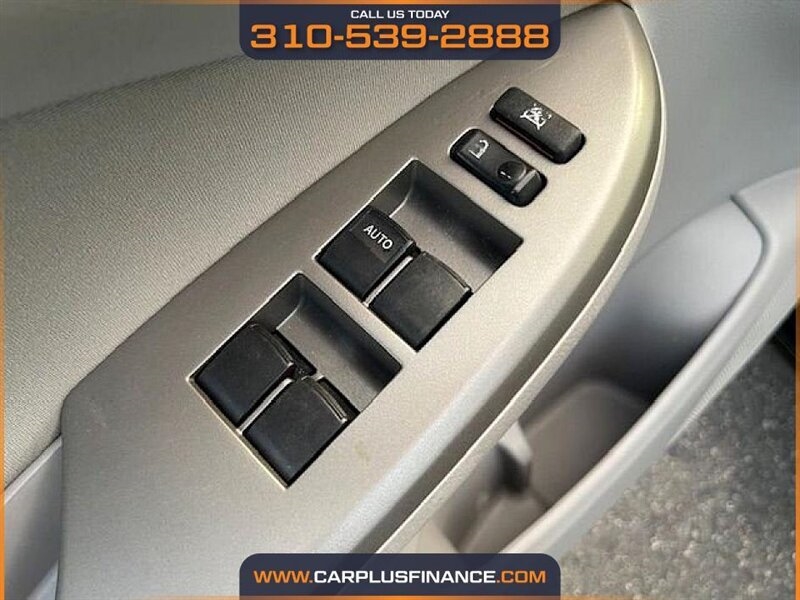 Toyota Corolla LE 4-Speed AT 2011