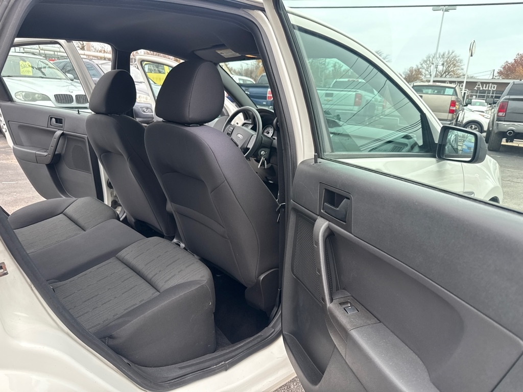 Ford Focus SE Sedan 2011