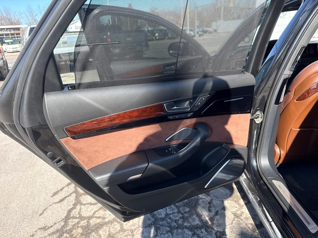 Audi A8 4.2L quattro 2011