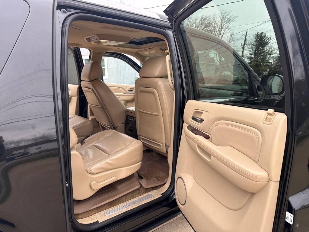 Cadillac Escalade ESV AWD Premium 2011