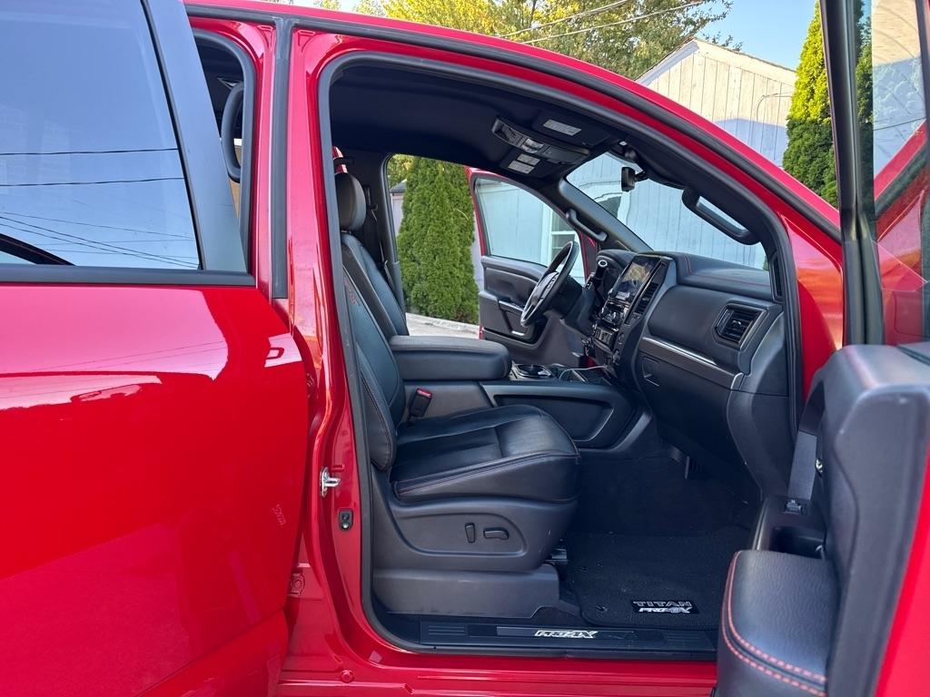Nissan Titan PRO-4X Crew Cab 4WD 2024