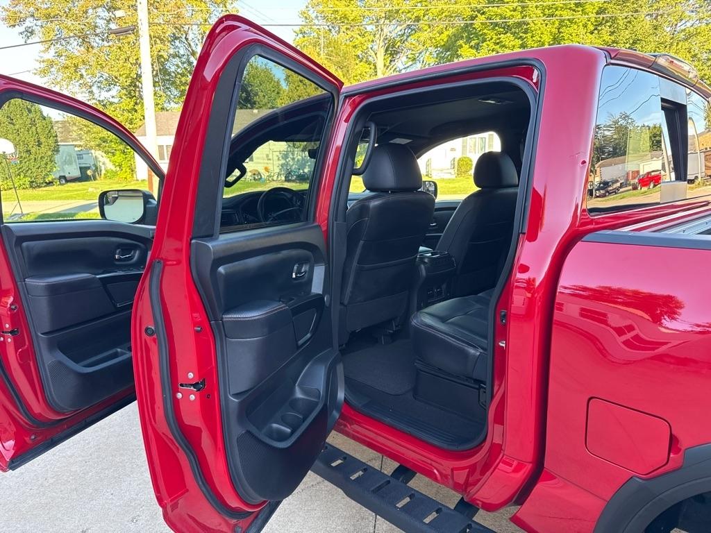 Nissan Titan PRO-4X Crew Cab 4WD 2024