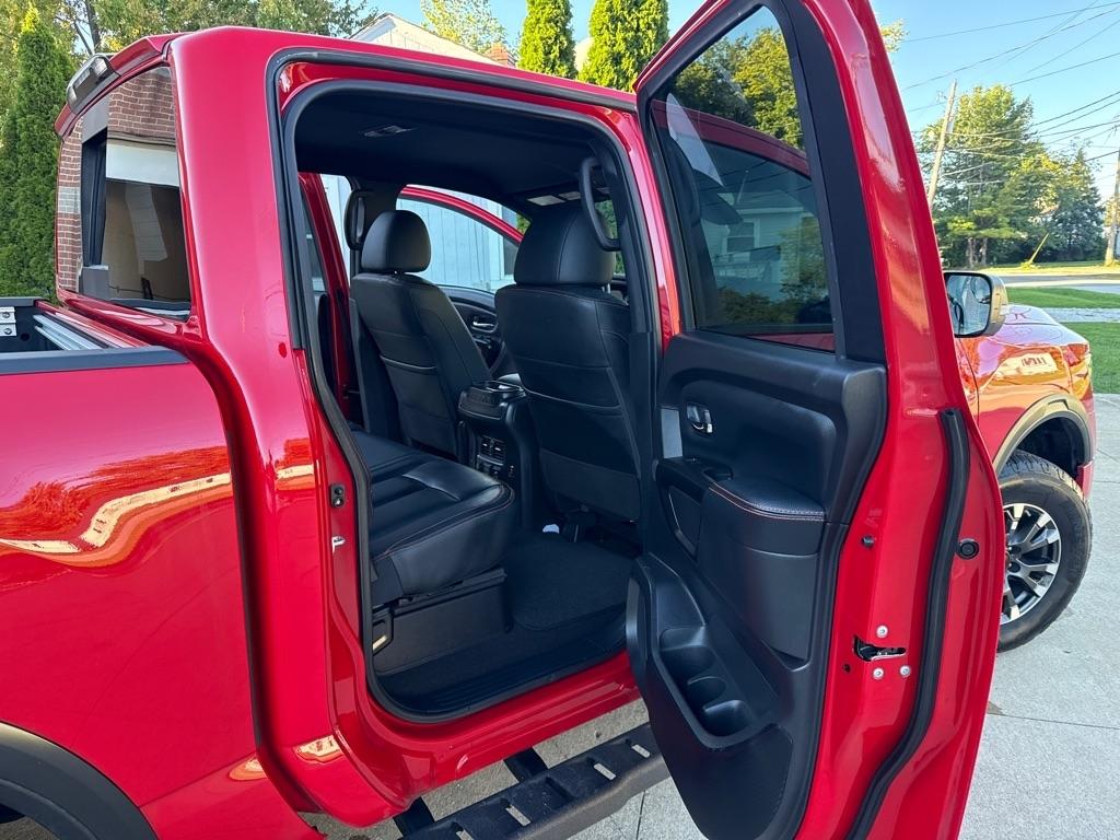 Nissan Titan PRO-4X Crew Cab 4WD 2024