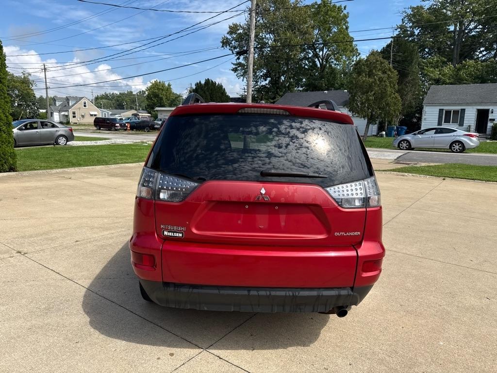 Mitsubishi Outlander SE 2WD 2011
