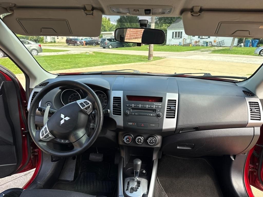 Mitsubishi Outlander SE 2WD 2011