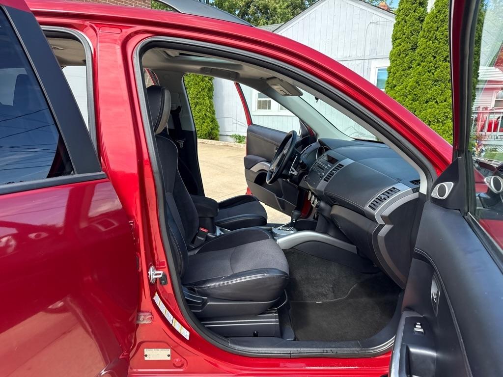 Mitsubishi Outlander SE 2WD 2011