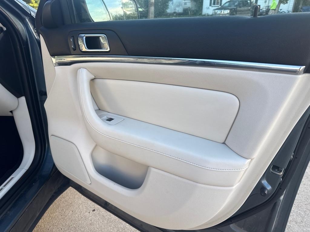 Lincoln MKS  2010
