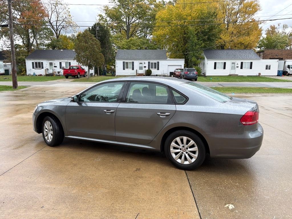 Volkswagen Passat 2.5L S W/Appearance 2013