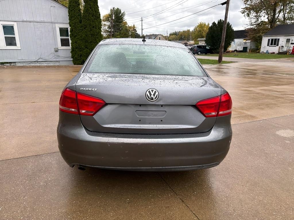 Volkswagen Passat 2.5L S W/Appearance 2013