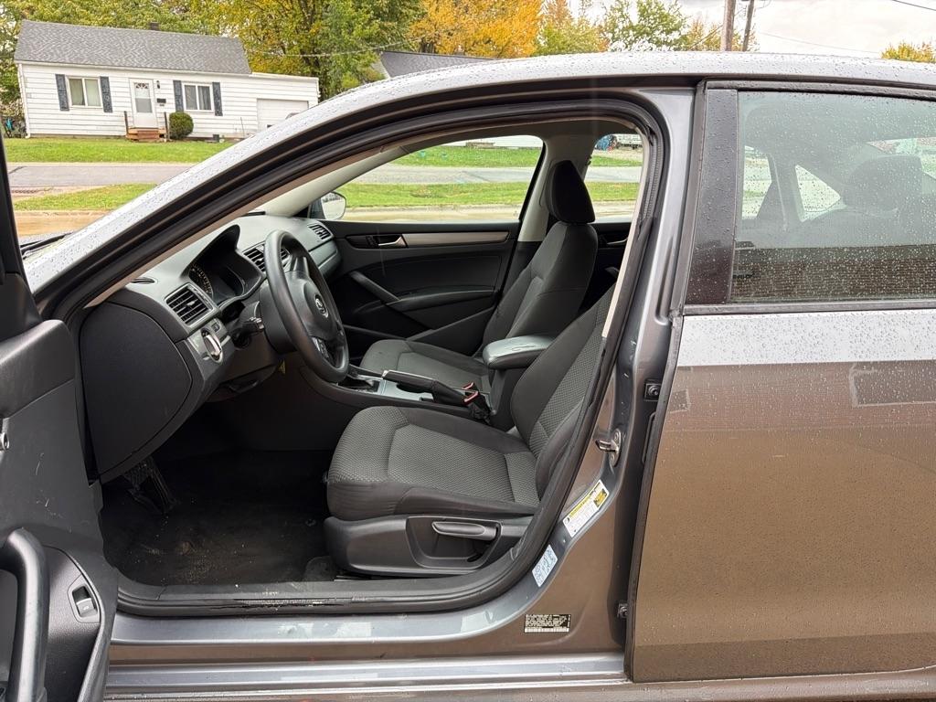 Volkswagen Passat 2.5L S W/Appearance 2013