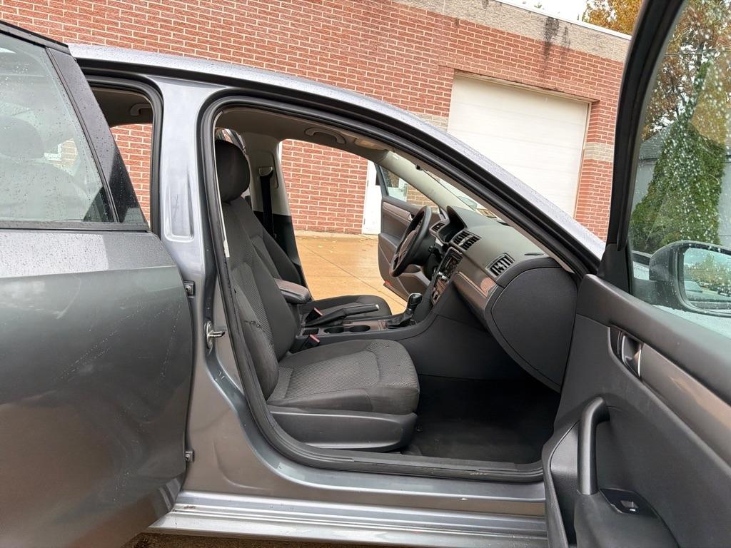 Volkswagen Passat 2.5L S W/Appearance 2013