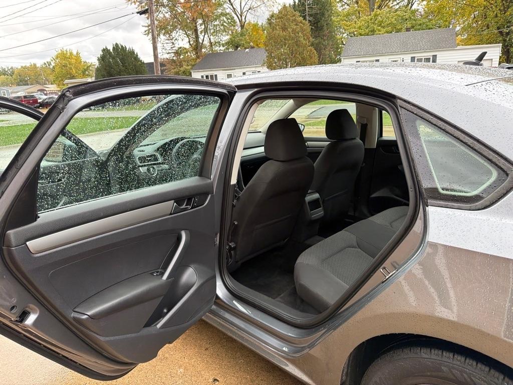 Volkswagen Passat 2.5L S W/Appearance 2013