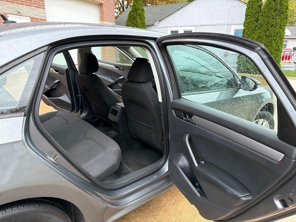 Volkswagen Passat 2.5L S W/Appearance 2013