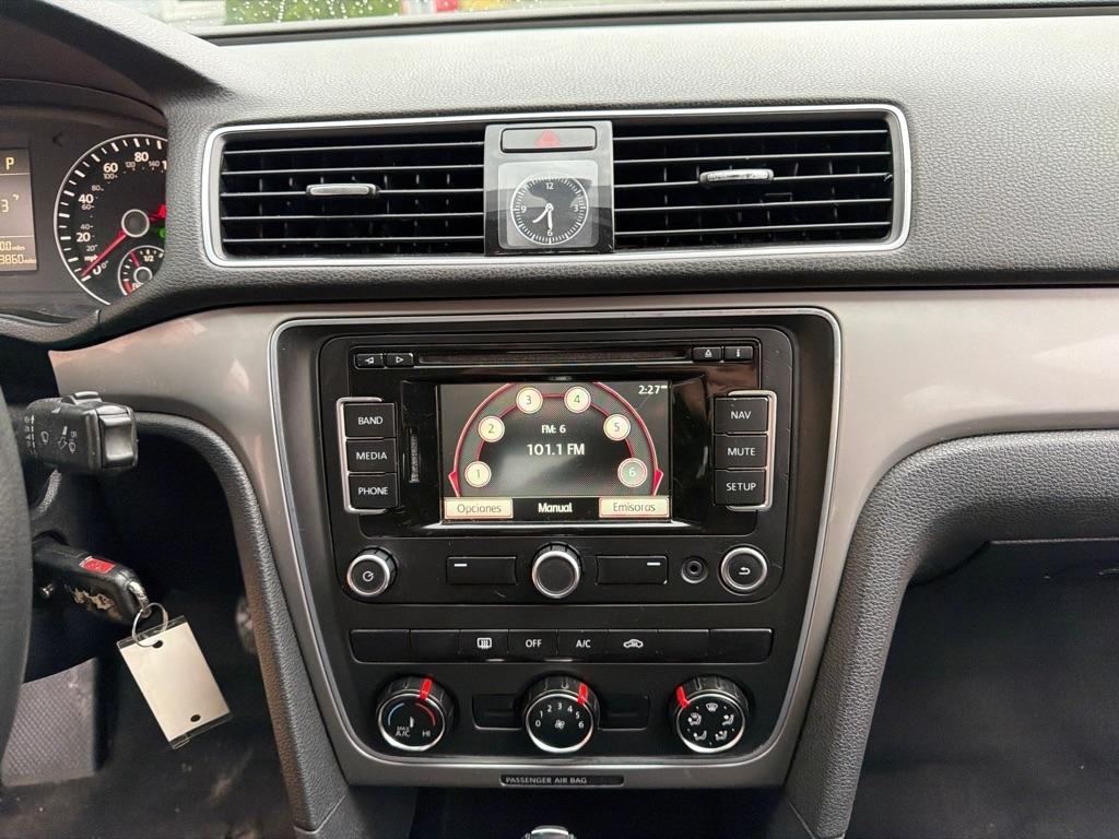 Volkswagen Passat 2.5L S W/Appearance 2013