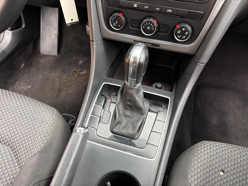 Volkswagen Passat 2.5L S W/Appearance 2013