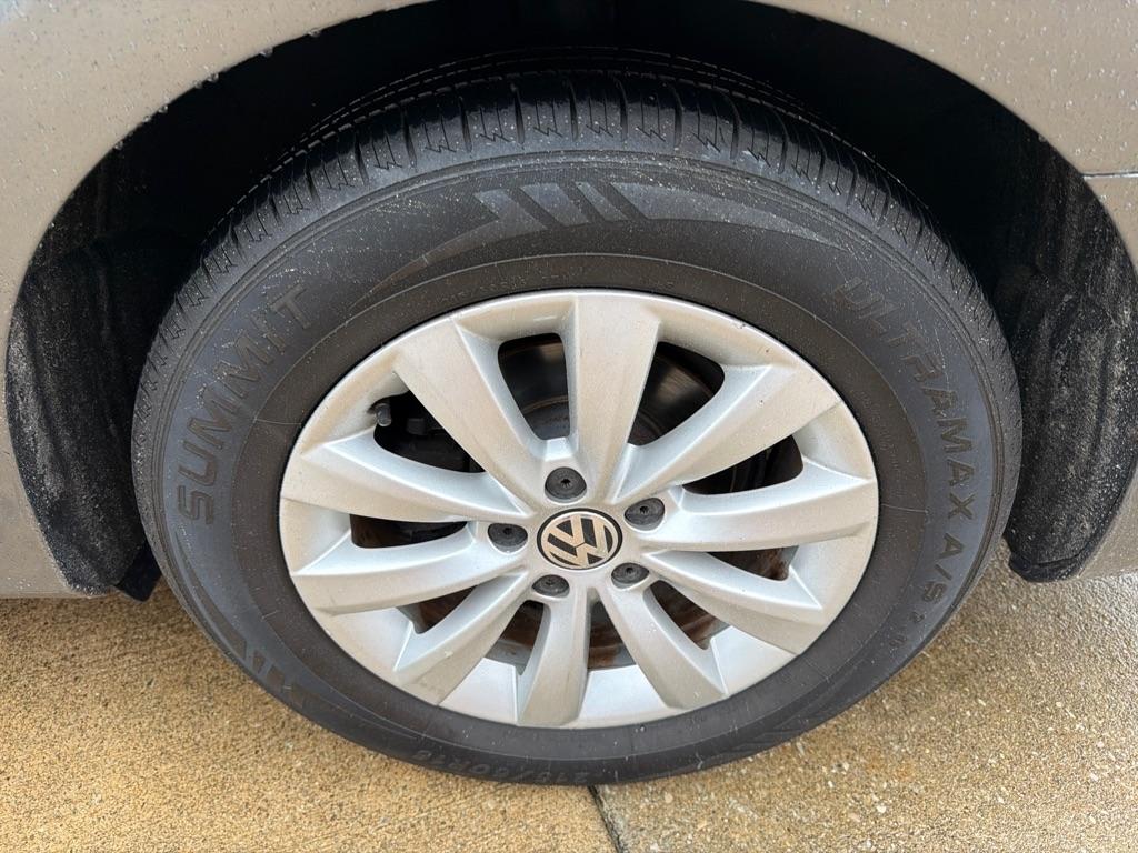Volkswagen Passat 2.5L S W/Appearance 2013
