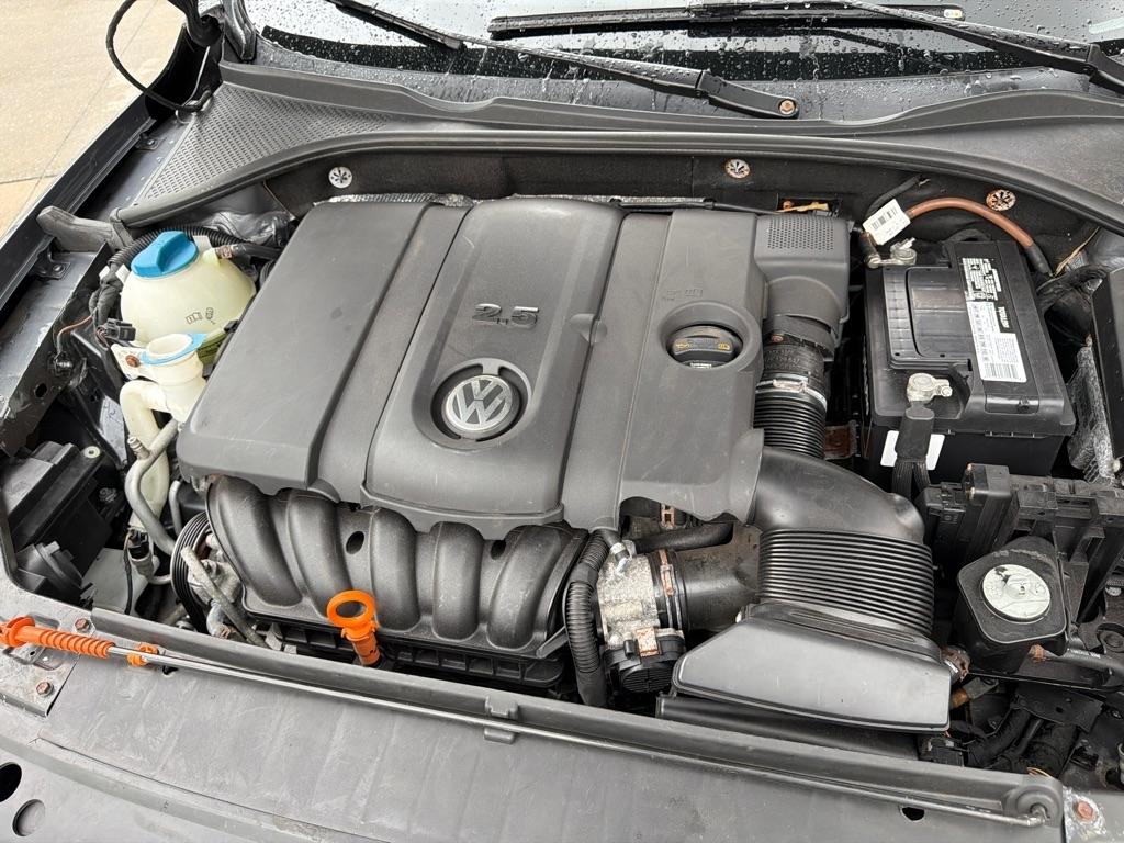 Volkswagen Passat 2.5L S W/Appearance 2013