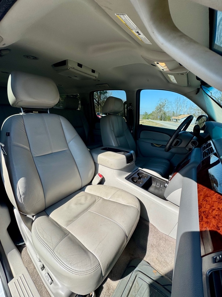 Chevrolet Suburban  2012