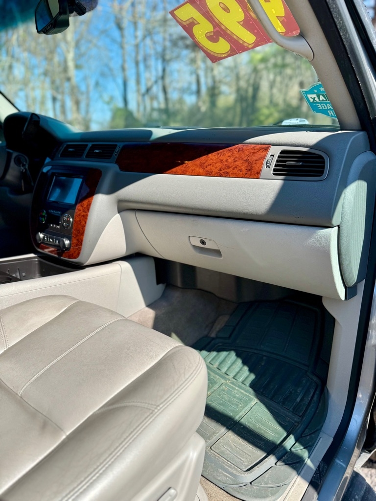 Chevrolet Suburban  2012