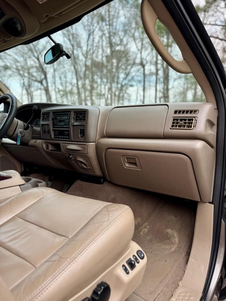 Ford Excursion  2004
