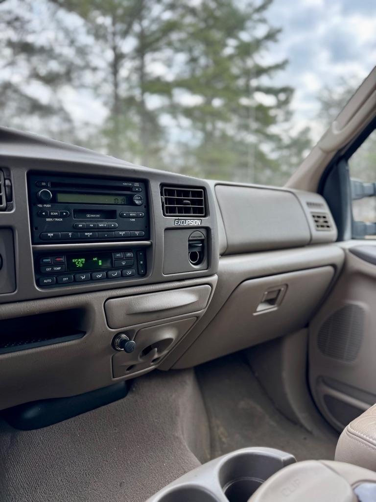 Ford Excursion  2004