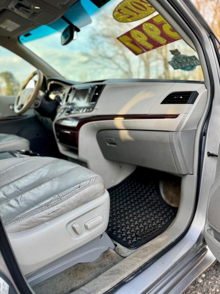 Toyota Sienna  2012