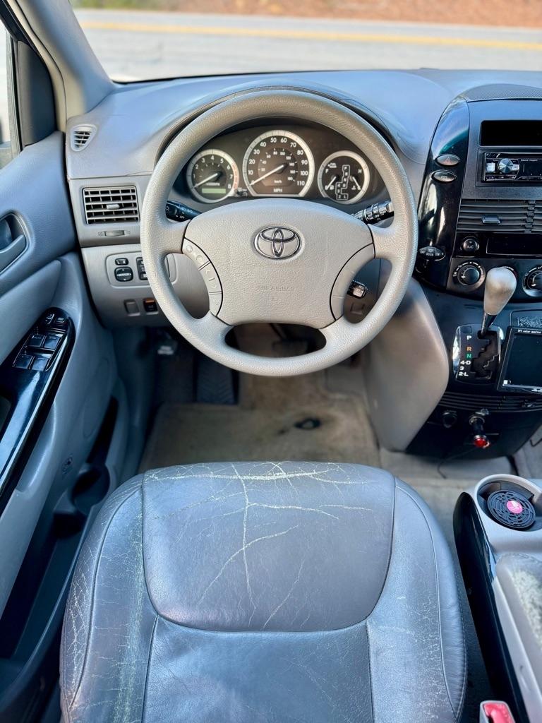 Toyota Sienna  2004
