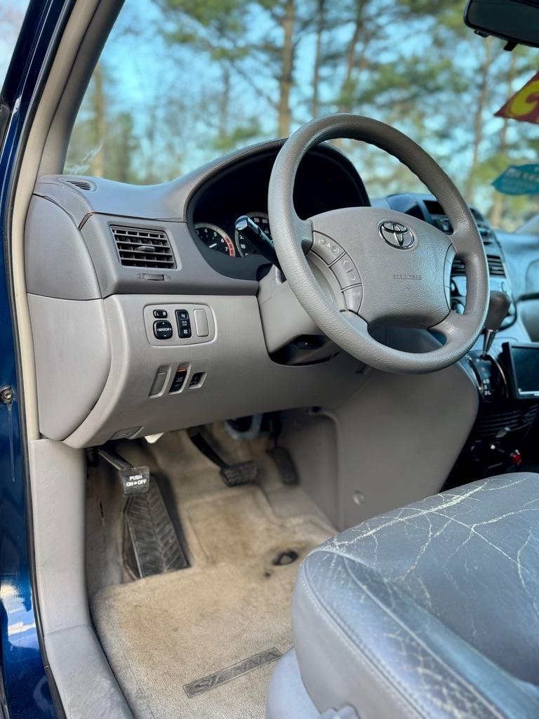 Toyota Sienna  2004