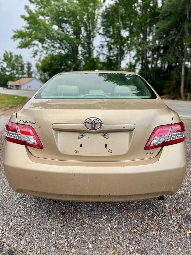 Toyota Camry 4dr Sdn I4 Man LE (Natl) 2011