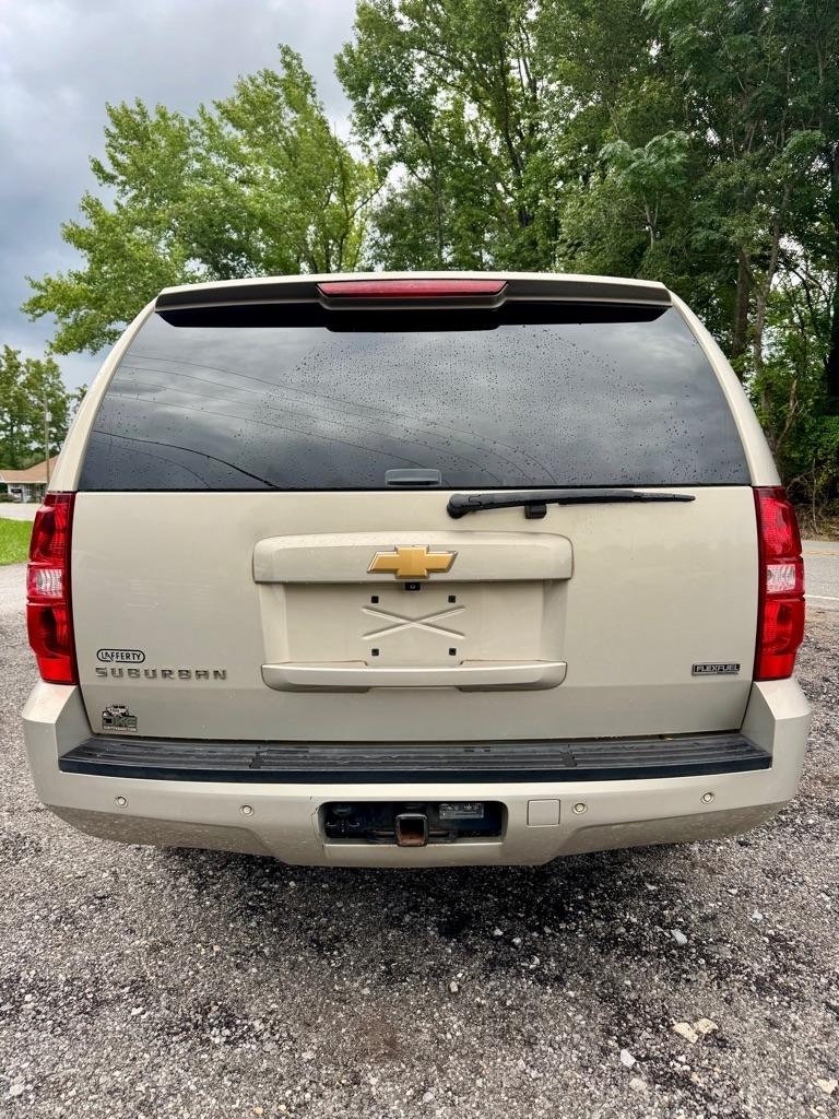 Chevrolet Suburban 4WD 4dr 1500 LT 2012