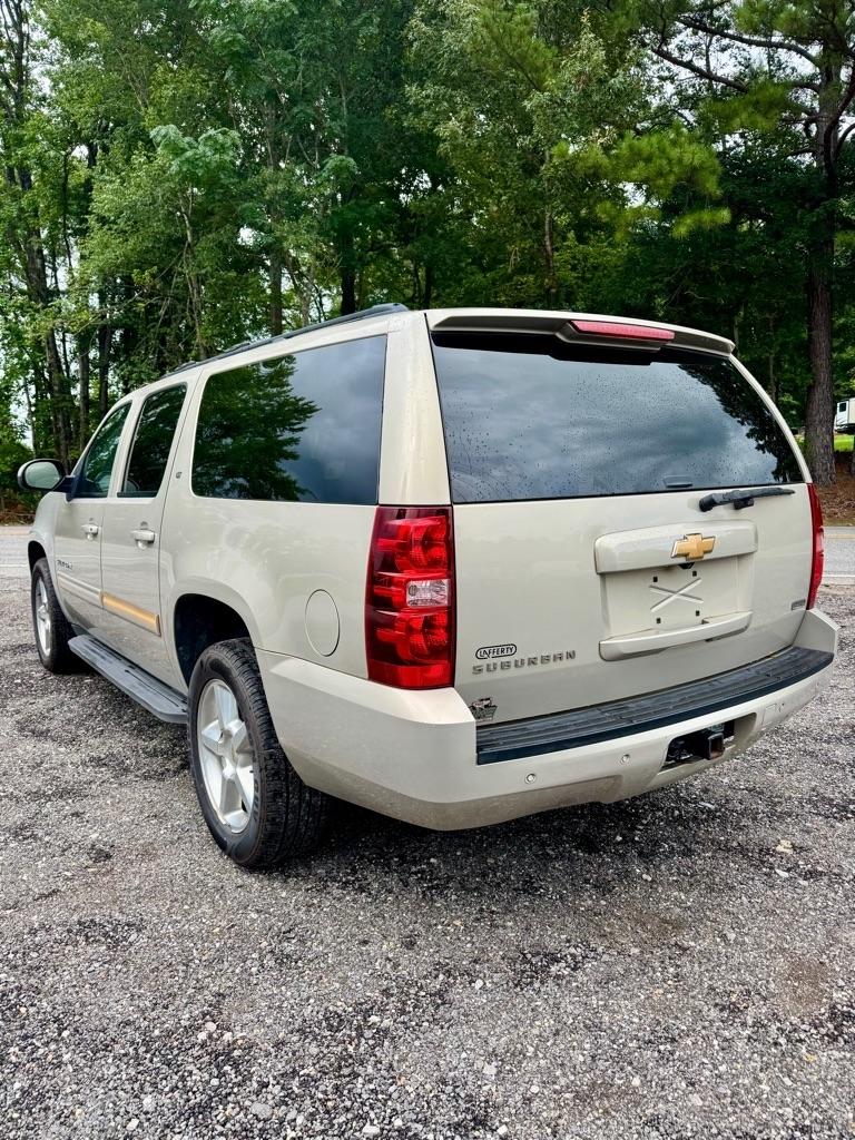 Chevrolet Suburban 4WD 4dr 1500 LT 2012