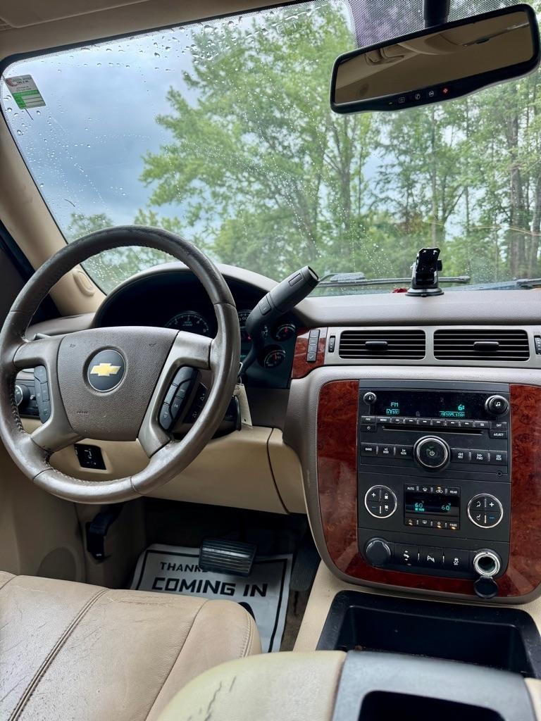 Chevrolet Suburban 4WD 4dr 1500 LT 2012