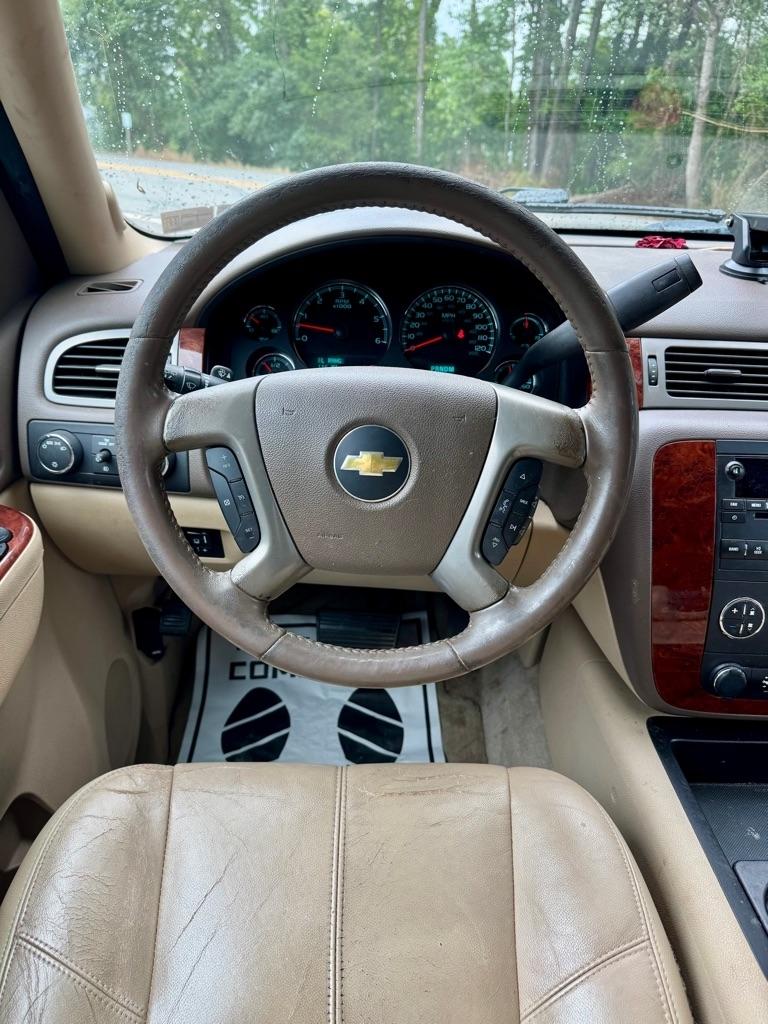 Chevrolet Suburban 4WD 4dr 1500 LT 2012
