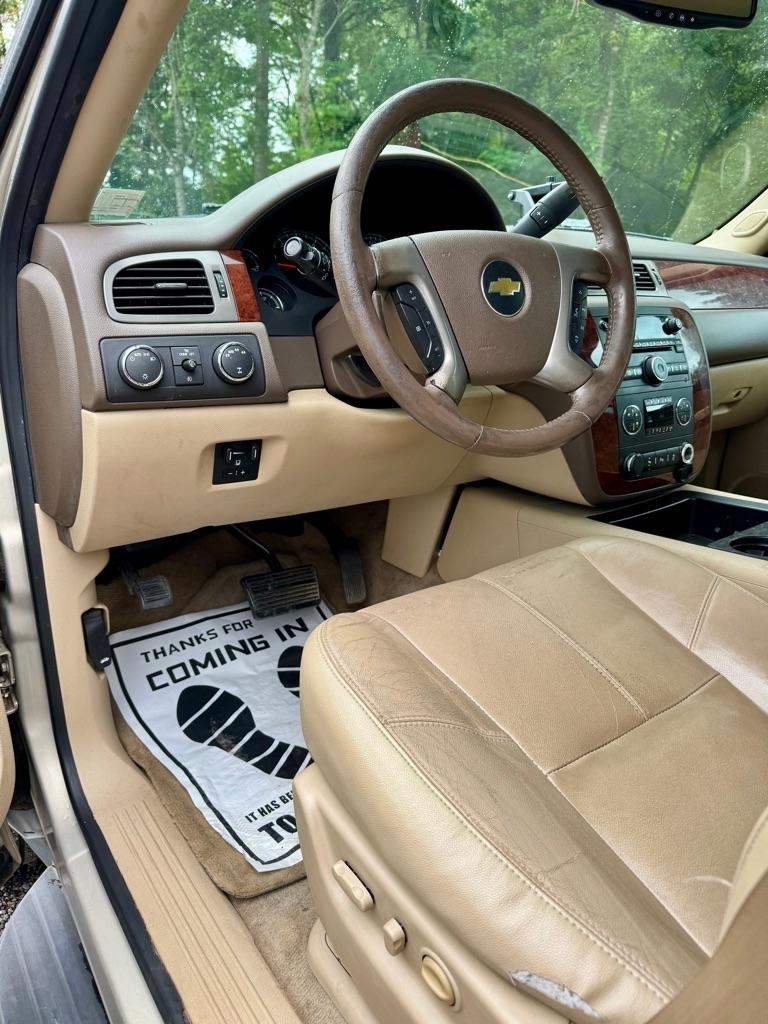 Chevrolet Suburban 4WD 4dr 1500 LT 2012