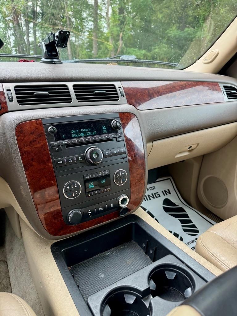 Chevrolet Suburban 4WD 4dr 1500 LT 2012