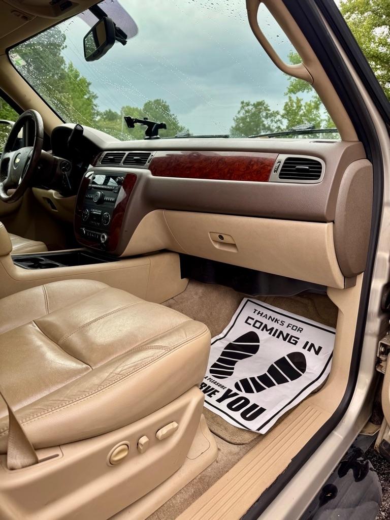Chevrolet Suburban 4WD 4dr 1500 LT 2012
