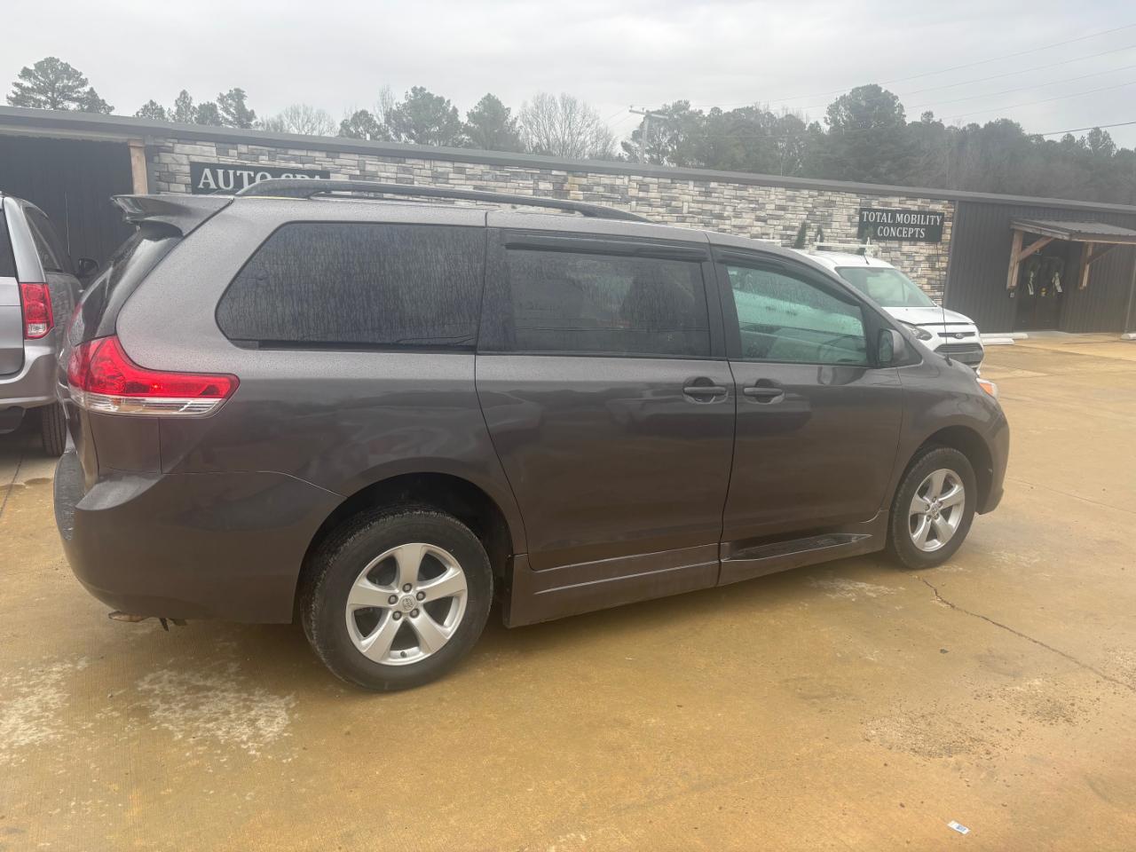 Toyota Sienna LE FWD 8-Passenger V6 2014