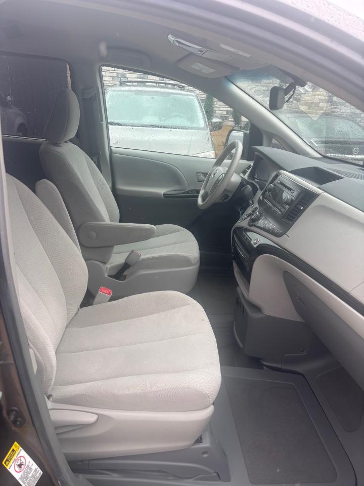 Toyota Sienna LE FWD 8-Passenger V6 2014