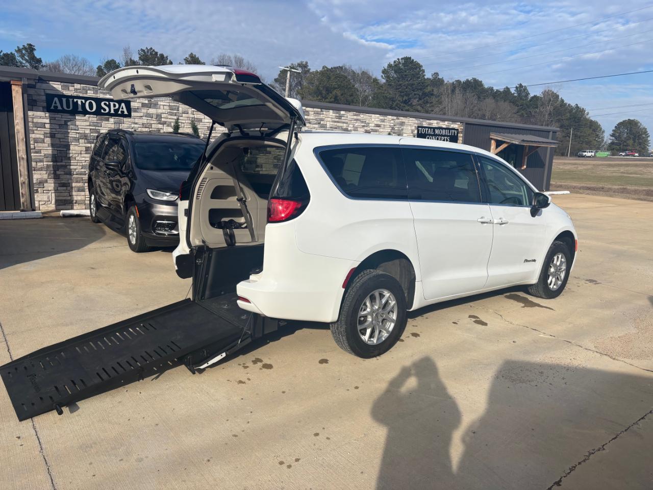 2023 Chrysler Voyager LX