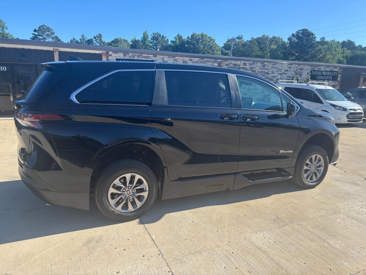 Toyota Sienna LE 8-Passenger 2024