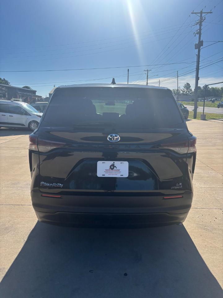 Toyota Sienna LE 8-Passenger 2024