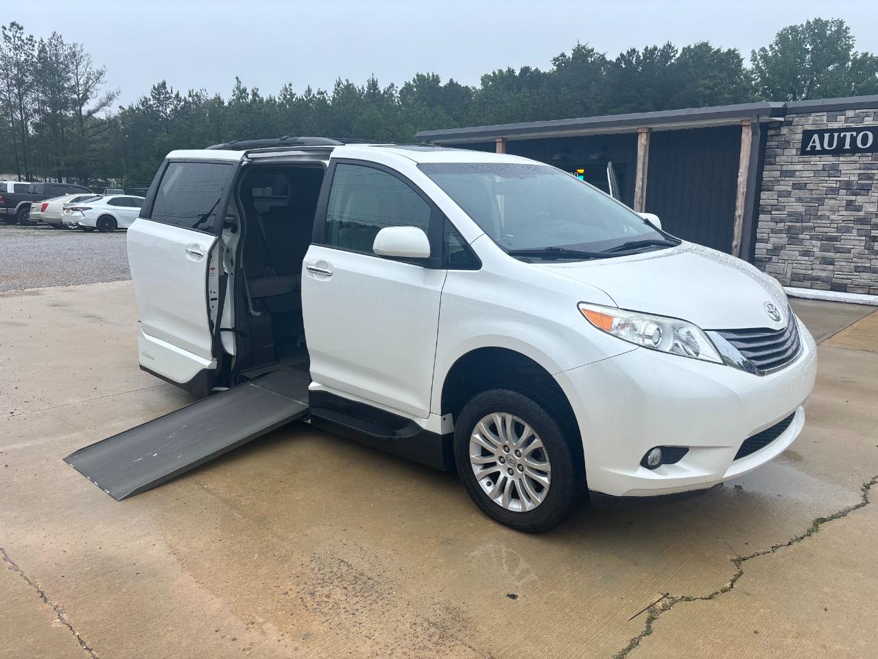 Toyota Sienna XLE FWD 8-Passenger V6 2016