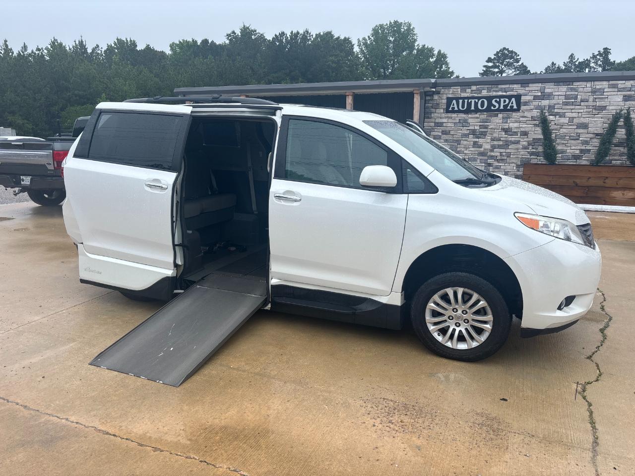 Toyota Sienna XLE FWD 8-Passenger V6 2016