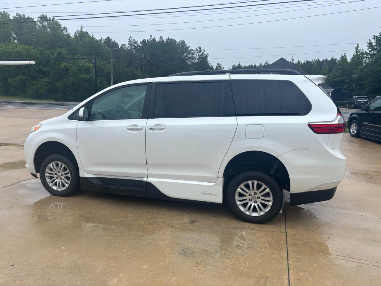 Toyota Sienna XLE FWD 8-Passenger V6 2016